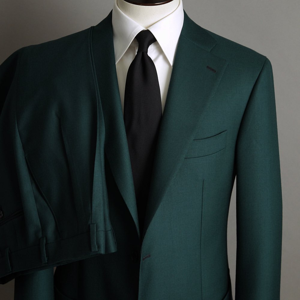 The Mayfair Green Suit – lapel and chest detail