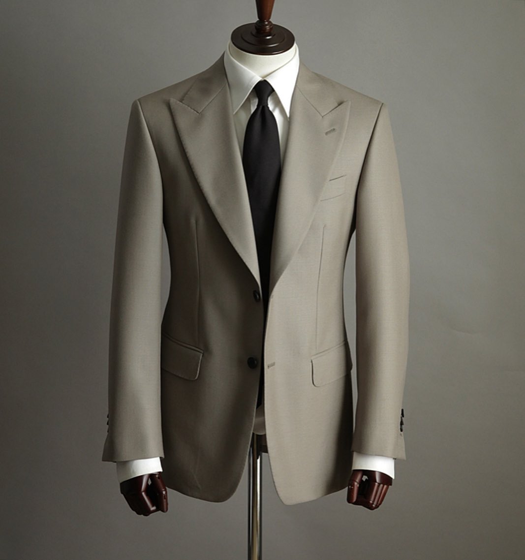 The Sandstone Classic Suit – jacket detail on mannequin