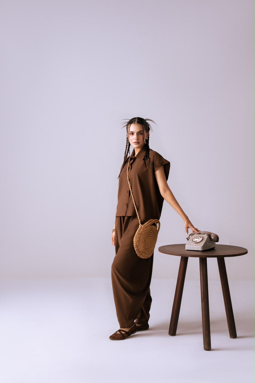 The Idle Hours Pants - full look with telephone table