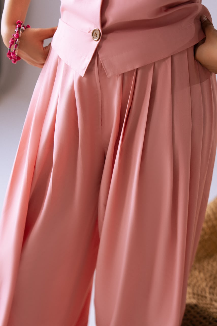 The Off-Duty Pants - close up face